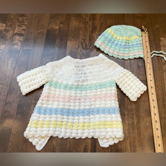 Vintage baby hand knit colourful cardigan and bonnet || Vintage baby clothes - Picture 5 of 6